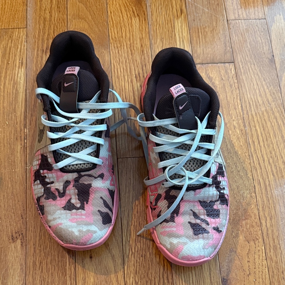 Nike Metcon women’s Camouflage Sneakers with Pink and Black Accents